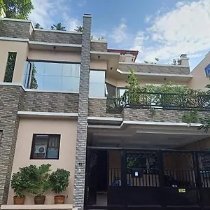 Lourdes אורחן